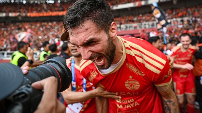Pesepak bola Persija Jakarta Denis Kolinger merayakan gol rekannya Ivan Mamut saat bertanding melawan Persib Bandung pada pertandingan BRI Super League di Stadion Utama Gelora Bung Karno, Jakarta, Sabtu (12/9/2026). Persija Jakarta menang dengan skor