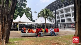 Suporter sudah hadir di Stadion Utama Gelora Bung Karno jelang laga Persija Jakarta vs Persib Bandung, Sabtu (12/9). (CNNIndonesia.com/Askar Fatih Robbani)