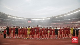 Sejumlah pemain Persija Jakarta dan Persib Bandung berbaris saat pembukaan pertandingan Persija melawan Persib dalam BRI Super League 2026/2027 di Stadion Utama Gelora Bung Karno (GBK), Jakarta, Minggu (12/9). (CNN Indonesia/Febria Adha L)