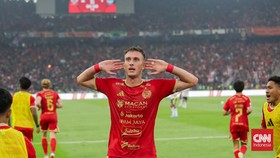 Sejumlah pemain Persija Jakarta dan Persib Bandung berbaris saat pembukaan pertandingan Persija melawan Persib dalam BRI Super League 2026/2027 di Stadion Utama Gelora Bung Karno (GBK), Jakarta, Minggu (12/9). (CNN Indonesia/Febria Adha L)