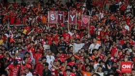 Sejumlah pemain Persija Jakarta dan Persib Bandung berbaris saat pembukaan pertandingan Persija melawan Persib dalam BRI Super League 2026/2027 di Stadion Utama Gelora Bung Karno (GBK), Jakarta, Minggu (12/9). (CNN Indonesia/Febria Adha L)