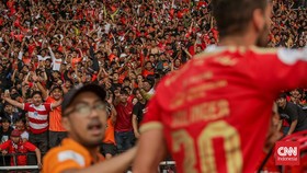 Sejumlah pemain Persija Jakarta dan Persib Bandung berbaris saat pembukaan pertandingan Persija melawan Persib dalam BRI Super League 2026/2027 di Stadion Utama Gelora Bung Karno (GBK), Jakarta, Minggu (12/9). (CNN Indonesia/Febria Adha L)