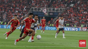 Sejumlah pemain Persija Jakarta dan Persib Bandung berbaris saat pembukaan pertandingan Persija melawan Persib dalam BRI Super League 2026/2027 di Stadion Utama Gelora Bung Karno (GBK), Jakarta, Minggu (12/9). (CNN Indonesia/Febria Adha L)