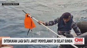 life jacket ditemukan, kapal hilang Selat Sunda, jurnalis hilang, pencarian jurnalis, Lanal Banten, Letkol Wawan Subagyo, Gunung Anak Krakatau,