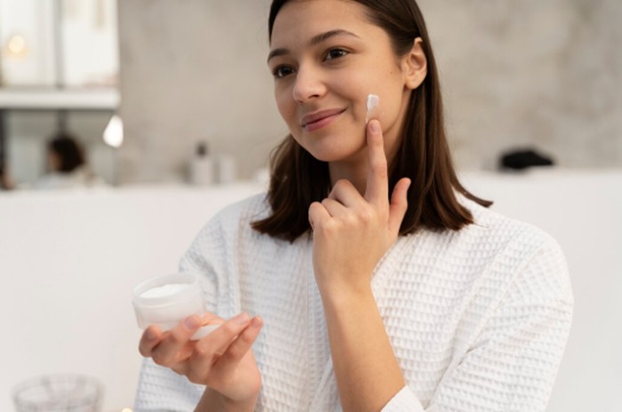 Kulit yang terhidrasi dengan baik secara alami akan terlihat lebih halus, sehat, dan kenyal. Menurut ahli kimia kosmetik, kombinasi humektan dan bahan pendukung skin barrier dapat membantu menjaga kelembapan kulit./ Foto: magnific.com