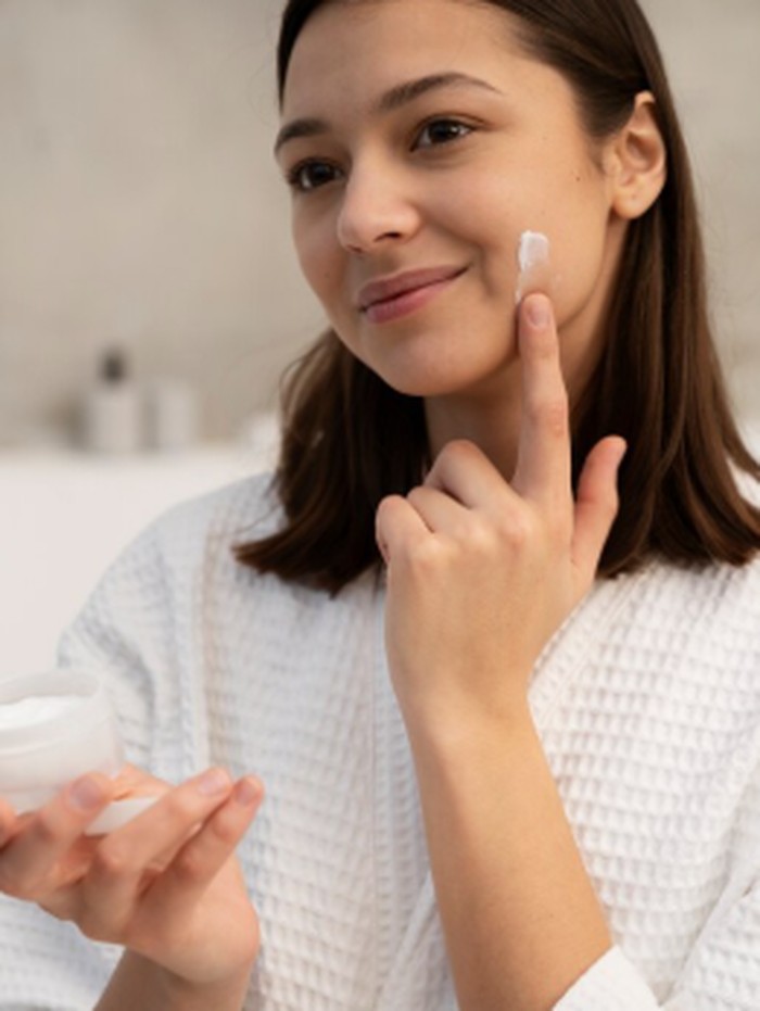 Kulit yang terhidrasi dengan baik secara alami akan terlihat lebih halus, sehat, dan kenyal. Menurut ahli kimia kosmetik, kombinasi humektan dan bahan pendukung skin barrier dapat membantu menjaga kelembapan kulit./ Foto: magnific.com