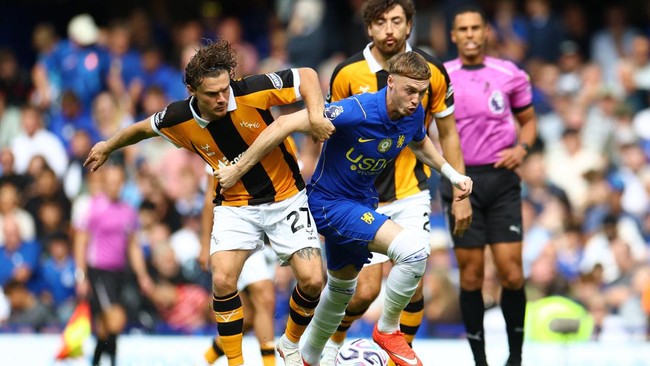 Soccer Football - Premier League - Chelsea v Hull City - Stamford Bridge, London, Britain - September 12, 2026 Hull City's Regan Slater in action with Chelsea's Cole Palmer REUTERS/Hannah Mckay EDITORIAL USE ONLY. NO USE WITH UNAUTHORIZED AUDIO, VIDE