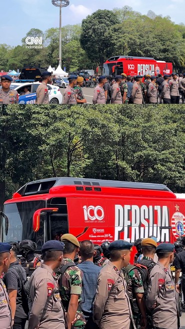 Tiba di GBK naik rantis, rombongan Persib Bandung disoraki Jakmania