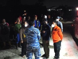 Karhutla Dekati Permukiman, Bupati Kobar Ikut Turun Buka Akses Jalan