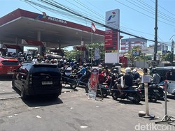 Antrean BBM Pelat Ganjil Genap Mulai Berlaku di Makassar, Begini Aturannya