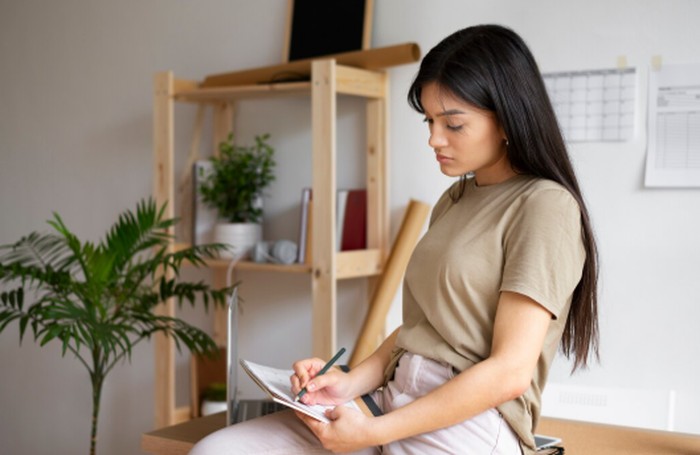 Ketika terlalu sibuk mencari validasi, kita sering lupa bahwa diri sendiri memiliki banyak kualitas positif. Menuliskan kekuatan diri dapat membantu membangun kepercayaan bahwa kita tidak perlu berusaha terlalu keras agar disukai orang lain./ Foto: magnific.com