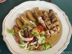 Sensasi Menikmati Fettuccine hingga Chicken Steak dengan City View Sudirman
