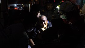 Petugas gabungan mengevakuasi penumpang kapal motor penumpang (KMP) Virgo Transport 8 yang tiba menggunakan kapal MV Haida di Pelabuhan Tri Sakti, Banjarmasin, Kalimantan Selatan, Minggu (13/9/2026). Kapal tersebut berhasil mengevakuasi sebanyak 69 p