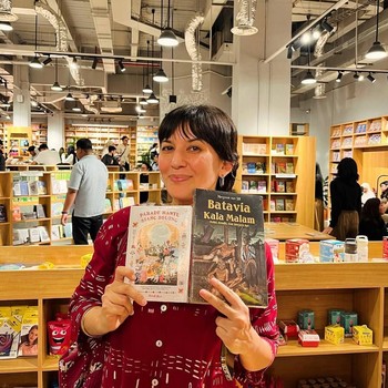 Dijuluki Bookworm, 7 Artis Perempuan Indonesia Ini Gemar Membaca Buku