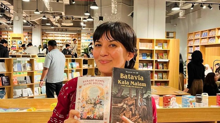 Dijuluki Bookworm, 7 Artis Perempuan Indonesia Ini Gemar Membaca Buku