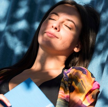 Jarang Kena Matahari? Kenali Peran Vitamin D dan Cara Mendapatkannya