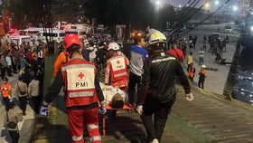 Evakuasi Penumpang KM Virgo Transport 8 yang mengalami kecelakaan di Laut Jawa.