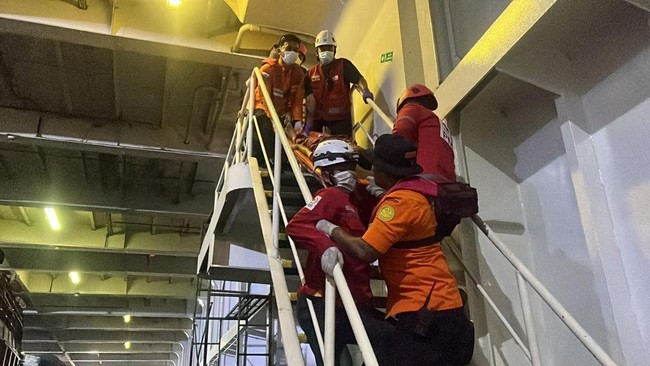 Evakuasi Penumpang KM Virgo Transport 8 yang mengalami kecelakaan di Laut Jawa.