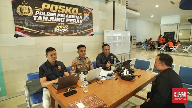 Sejumlah keluarga penumpang Kapal Motor (KM) Virgo Transport 8 mendatangi Pelabuhan Tanjung Perak, Surabaya, Minggu (13/9), untuk mencari kabar kerabat mereka yang diduga berada di atas kapal saat insiden hilang kontak terjadi.
