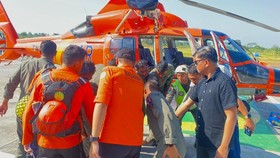 Kantor SAR Surabaya memberangkatkan KN SAR 249 Permadi dan Helikopter HR 3601 untuk mendukung pencarian kapal Virgo Transport 8.