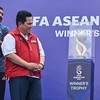 Ketua Umum PSSI Erick Thohir (kiri) dan Gubernur DKI Jakarta Pramono Anung (kanan) memperkenalkan trofi FIFA ASEAN Cup 2026 saat Hari Bebas Kendaraan Bermotor (HBKB) di kawasan Bundaran HI, Jakarta, Minggu (13/9/2026). Trophy Tour dan Giant Ball Para