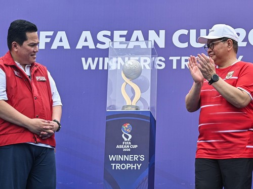 Ketua Umum PSSI Erick Thohir (kiri) dan Gubernur DKI Jakarta Pramono Anung (kanan) memperkenalkan trofi FIFA ASEAN Cup 2026 saat Hari Bebas Kendaraan Bermotor (HBKB) di kawasan Bundaran HI, Jakarta, Minggu (13/9/2026). Trophy Tour dan Giant Ball Para