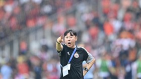 Pelatih Persija Jakarta Shin Tae-yong memberikan arahan kepada anak didiknya saat bertnading melawan Persib Bandung pada laga Liga 1 2026/2027 di Stadion Gelora Bung Karno (GBK) Senayan, Jakarta, Sabtu (12/9/2026). Persija Jakarta menang atas Persib