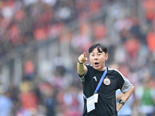 Pelatih Persija Jakarta Shin Tae-yong memberikan arahan kepada anak didiknya saat bertnading melawan Persib Bandung pada laga Liga 1 2026/2027 di Stadion Gelora Bung Karno (GBK) Senayan, Jakarta, Sabtu (12/9/2026). Persija Jakarta menang atas Persib