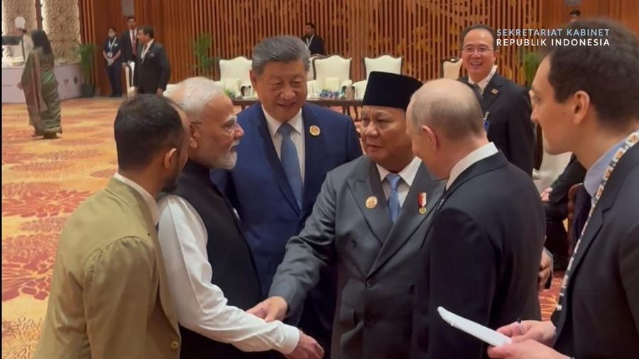 Presiden RI Prabowo Subianto berbincang hangat dengan sejumlah pemimpin bumi di sela-sela Konferensi Tingkat Tinggi BRICS ke-18 di New Delhi, India, Sabtu (12/9/2026). (Dok. Muchlis Jr - Biro Pers, Media, dan Informasi Sekretariat Presiden)