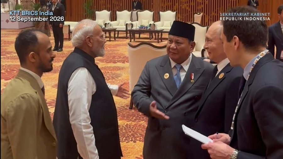 Presiden RI Prabowo Subianto berbincang hangat dengan sejumlah pemimpin bumi di sela-sela Konferensi Tingkat Tinggi BRICS ke-18 di New Delhi, India, Sabtu (12/9/2026). (Dok. Muchlis Jr - Biro Pers, Media, dan Informasi Sekretariat Presiden)