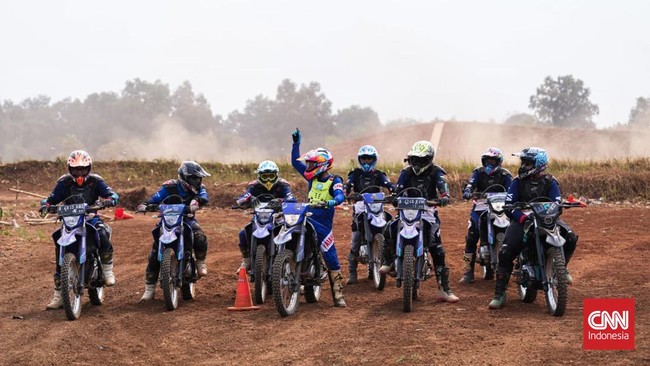 Yamaha WR155R menggunakan mesin berkapasitas 155cc, liquid cooled, 4 langkah dengan teknologi Variable Valve Actuation (VVA) yang mampu menghasilkan tenaga 12,3 KW.