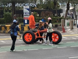 Sepeda Raksasa Oranye Jadi Sasaran Foto-foto Warga di CFD Rasuna Said