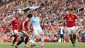 Soccer Football - Premier League - Manchester United v Manchester City - Old Trafford, Manchester, Britain - September 13, 2026 Manchester City's Erling Haaland in action with Manchester United's Lisandro Martinez, Harry Maguire and Youri Tielemans A