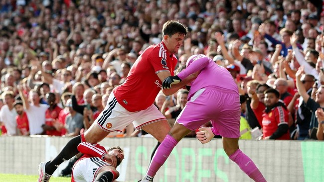 Soccer Football - Premier League - Manchester United v Manchester City - Old Trafford, Manchester, Britain - September 13, 2026 Manchester City's Erling Haaland in action with Manchester United's Lisandro Martinez, Harry Maguire and Youri Tielemans A