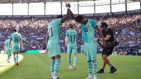 Soccer Football - LaLiga - Levante v FC Barcelona - Estadi Ciutat de Valencia , Valencia, Spain - September 13, 2026 FC Barcelona's Lamine Yamal celebrates scoring their second goal with Raphinha REUTERS/Pablo Morano     TPX IMAGES OF THE DAY