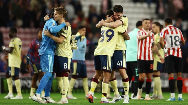 Soccer Football - Premier League - Sunderland v Arsenal - Stadium of Light, Sunderland, Britain - September 12, 2026 Arsenal's Bruno Guimaraes, Declan Rice, David Raya and Martin Odegaard celebrate after the match Action Images via Reuters/Lee Smith