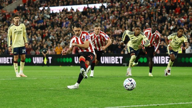 Soccer Football - Premier League - Sunderland v Arsenal - Stadium of Light, Sunderland, Britain - September 12, 2026 Sunderland's Enzo Le Fee misses a penalty saved by Arsenal's David Raya Action Images via Reuters/Lee Smith EDITORIAL USE ONLY. NO US