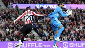 Soccer Football - Premier League - Sunderland v Arsenal - Stadium of Light, Sunderland, Britain - September 12, 2026 Sunderland's Nordi Mukiele in action with Arsenal's David Raya REUTERS/Scott Heppell EDITORIAL USE ONLY. NO USE WITH UNAUTHORIZED AUD
