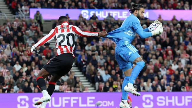 Soccer Football - Premier League - Sunderland v Arsenal - Stadium of Light, Sunderland, Britain - September 12, 2026 Sunderland's Nordi Mukiele in action with Arsenal's David Raya REUTERS/Scott Heppell EDITORIAL USE ONLY. NO USE WITH UNAUTHORIZED AUD