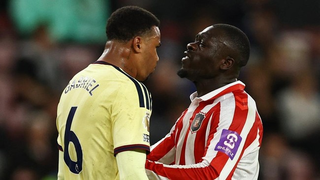 Soccer Football - Premier League - Sunderland v Arsenal - Stadium of Light, Sunderland, Britain - September 12, 2026 Sunderland's Brian Brobbey clashes with Arsenal's Gabriel Magalhaes Action Images via Reuters/Lee Smith EDITORIAL USE ONLY. NO USE WI