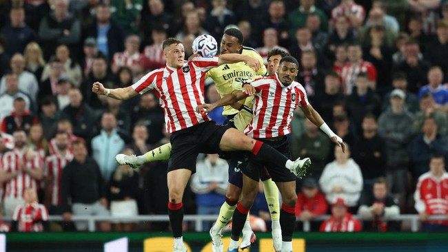 Soccer Football - Premier League - Sunderland v Arsenal - Stadium of Light, Sunderland, Britain - September 12, 2026 Arsenal's Gabriel Magalhaes in action with Sunderland's Daniel Ballard and Wilson Isidor REUTERS/Scott Heppell EDITORIAL USE ONLY. NO
