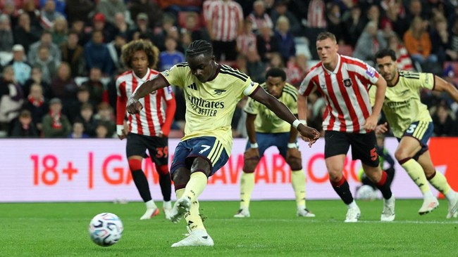 Soccer Football - Premier League - Sunderland v Arsenal - Stadium of Light, Sunderland, Britain - September 12, 2026 Arsenal's Bukayo Saka scores their second goal from the penalty spot REUTERS/Scott Heppell EDITORIAL USE ONLY. NO USE WITH UNAUTHORIZ