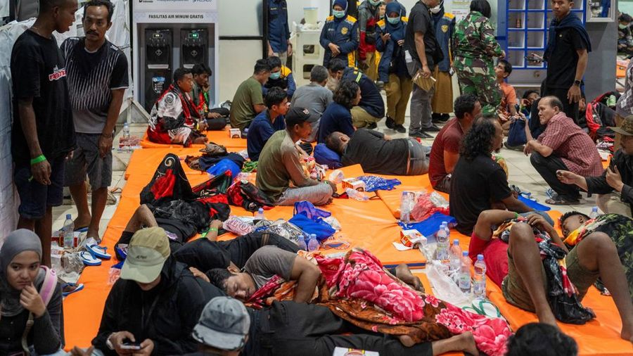 Tim campuran mengevakuasi penumpang Kapal Virgo Transport 8 nan lenyap kontak di perairan Laut Jawa dalam perjalanan Surabaya-Banjarmasin, Minggu (13/9/2026). (REUTERS/Stringer)