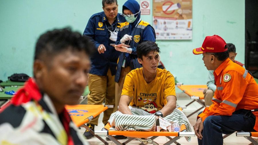 Tim campuran mengevakuasi penumpang Kapal Virgo Transport 8 nan lenyap kontak di perairan Laut Jawa dalam perjalanan Surabaya-Banjarmasin, Minggu (13/9/2026). (REUTERS/Stringer)