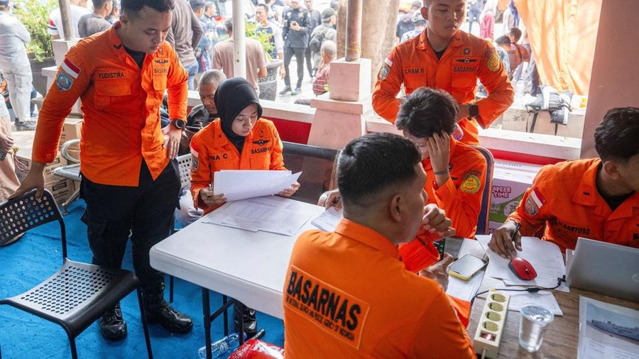 Tim campuran mengevakuasi penumpang Kapal Virgo Transport 8 nan lenyap kontak di perairan Laut Jawa dalam perjalanan Surabaya-Banjarmasin, Minggu (13/9/2026). (REUTERS/Stringer)