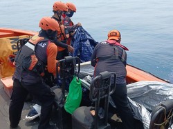 Petugas Temukan Terpal-Galon dalam Pencarian 5 Jurnalis Hilang di Selat Sunda