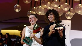 Sutradara film 'Woman Unknown' May el-Toukhy (kanan) bersama pemeran Mathilde Arcel (kanan) memamerkan piala Golden Lion di Venice Film Festival 2026.