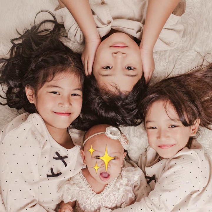 <p>Nina untuk pertama kalinya mengabadikan momen kekompakan anak-anaknya sejak si bungsu Khalisa lahir. Perlu diketahui, Khalisa lahir pada awal Fabruari lalu. "<em>MasyaaAllah Hadza Min Fadhli Rabbi</em>. Terima kasih telah mengabadikan momen-momen bersama keempat buah hatiku ini," tulisnya dalam unggahan. (Foto: Instagram @ninazatulini22)</p>