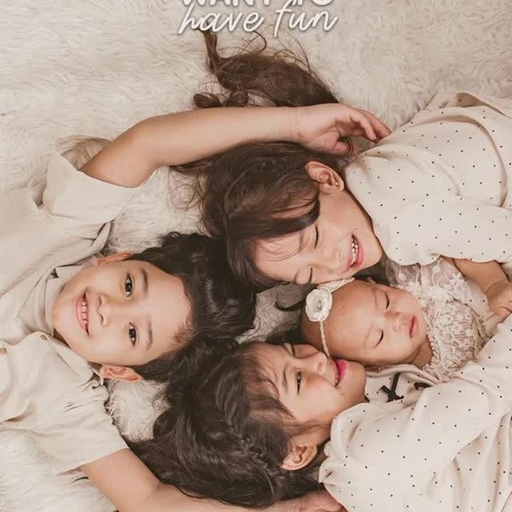 <p>Baru-baru ini, Nina membagikan potret empat anaknya yang menggemaskan, Bunda. Keempat anak Nina ini kompak berpose dalam photoshoot. Di potret ini, anak kedua dan ketiga Nina, yakni Khanza dan Kaluna, terlihat memeluk adiknya Khalisa. (Foto: Instagram @ninazatulini22)</p>