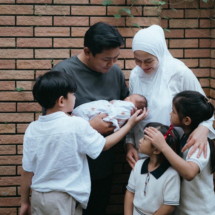 <p>Nina pernah mengungkap rasa syukurnya karena keluarganya kini sudah lengkap setelah Khalisa lahir ke dunia. "<em>Masyaa Allah Hadza Min Fadhli Rabbi</em>. Keluarga kami berenam. Semoga selalu dalam lindungan Allah SWT dan penuh keberkahan," ungkap Nina beberapa waktu lalu. (Foto: Instagram @ninazatulini22)</p>